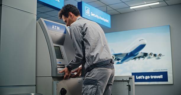 Tecnici Dozelo Rukuje al lavoro su un bancomat
